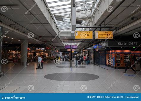 schiphol stores.